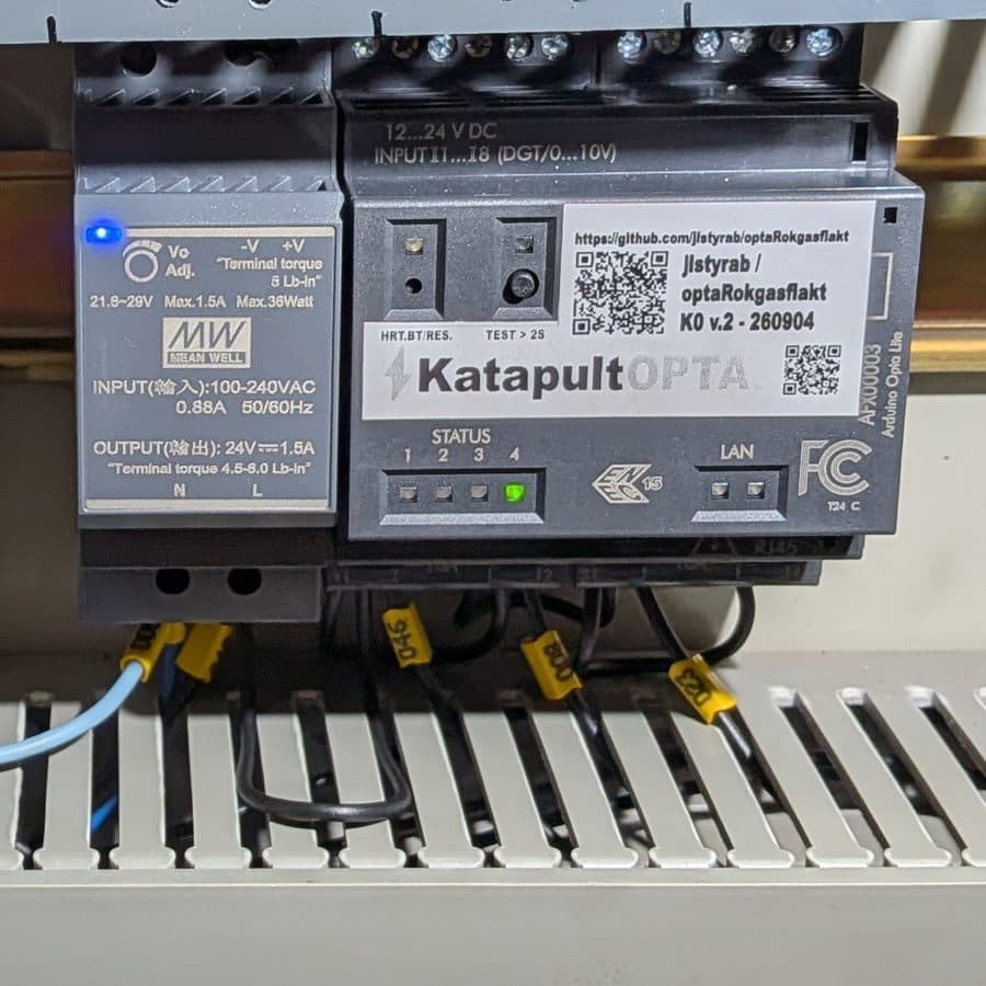 Etiketten på en KatapultOPTA: projektnamn, K-nivå, version och QR-kod till dokumentationen